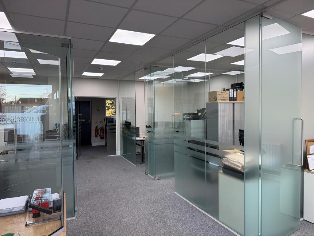 Lot: 79 - MIXED USE INVESTMENT ON HIGH STREET LOCATION - Ground floor commercial unit